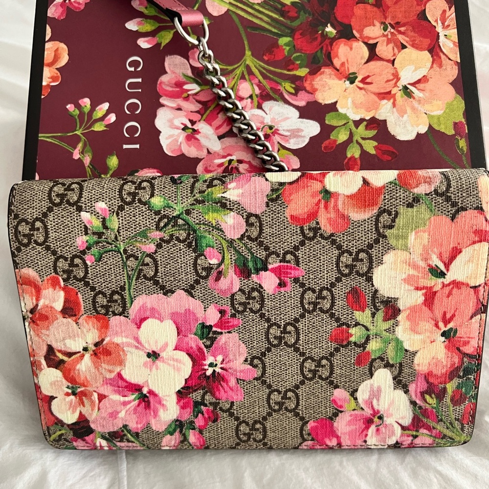 GUCCI Floral Shoulder Bag - Supreme Monogram 410082GG